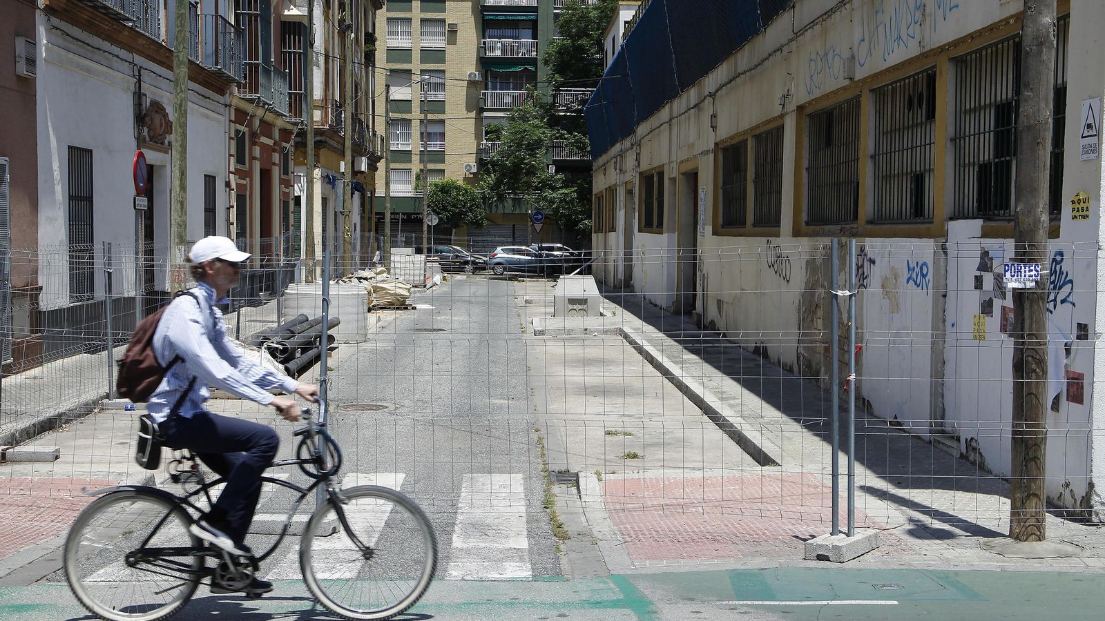 Un cajón de obra ocupa toda la calle Pedro Roldán.