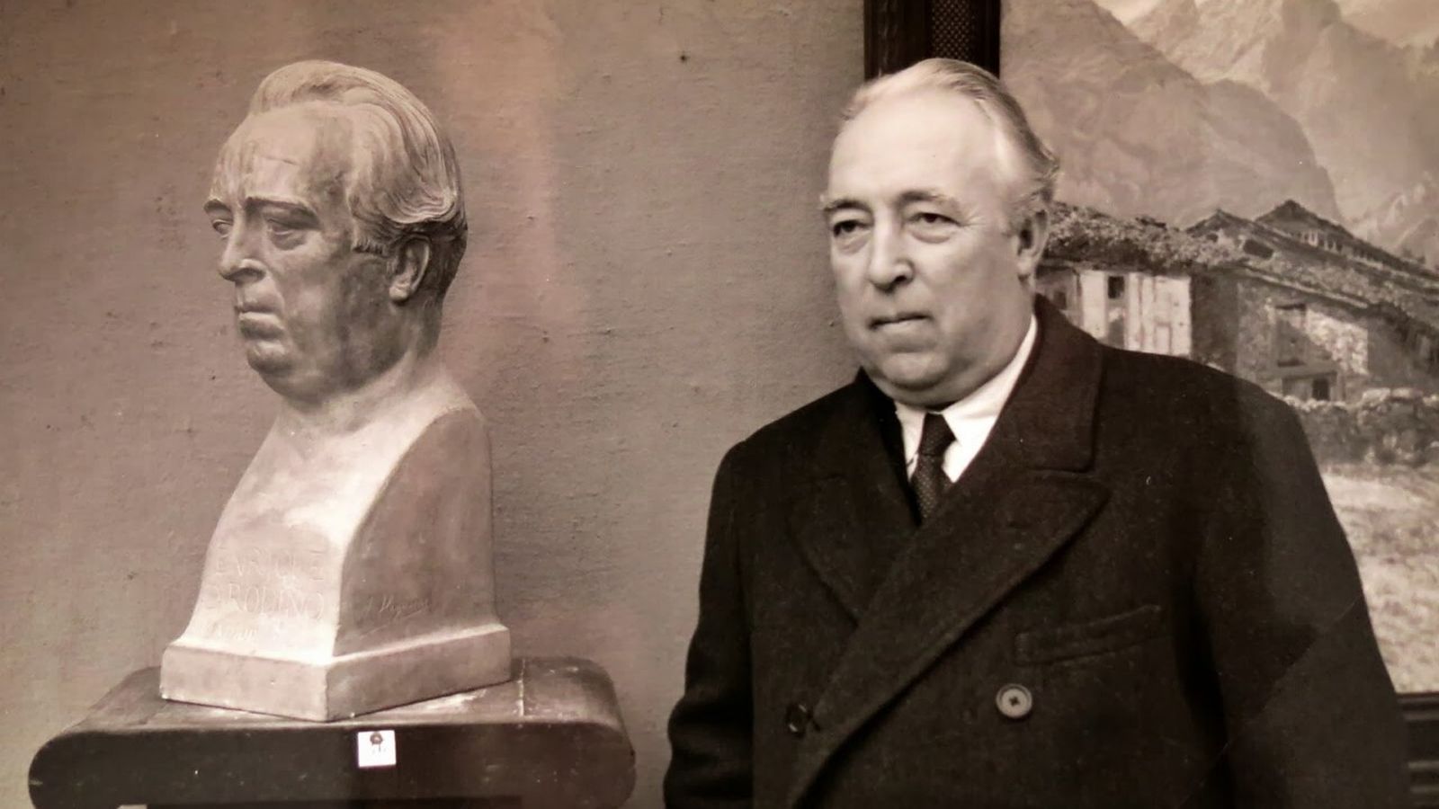 Enrique Domínguez Rodiño junto a su busto, obra de Jacinto Higueras.