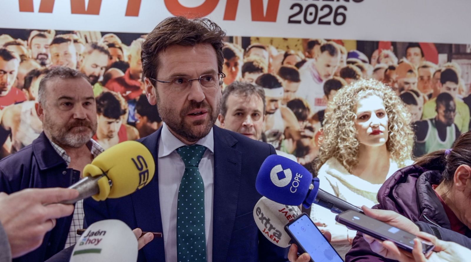 Álvaro Martínez atiende a los medios de comunicación en la presentación de la Carrera de San Antón 2026.