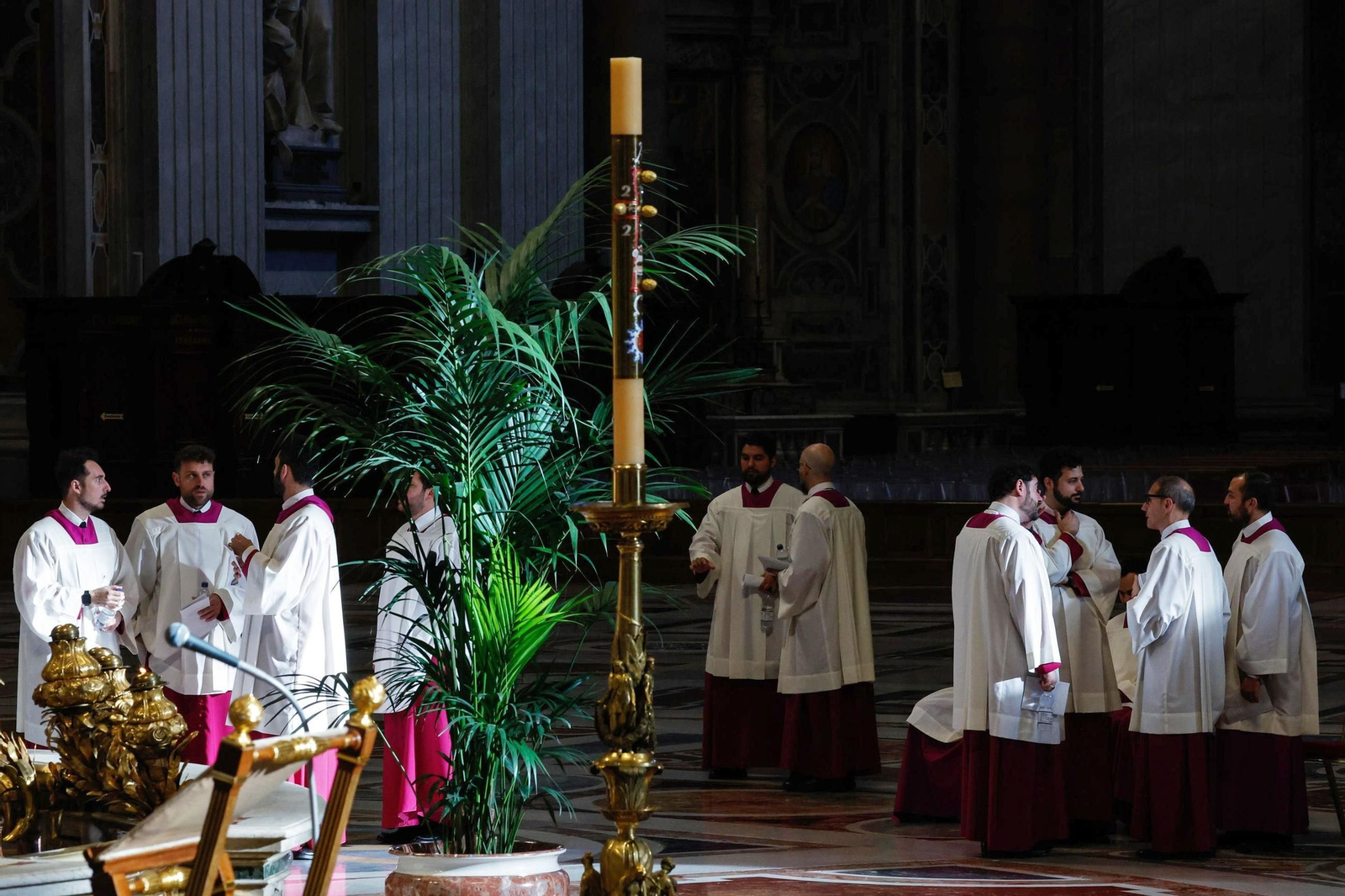Las imágenes del traslado del féretro del papa Francisco a la Basílica de San Pedro en el Vaticano
