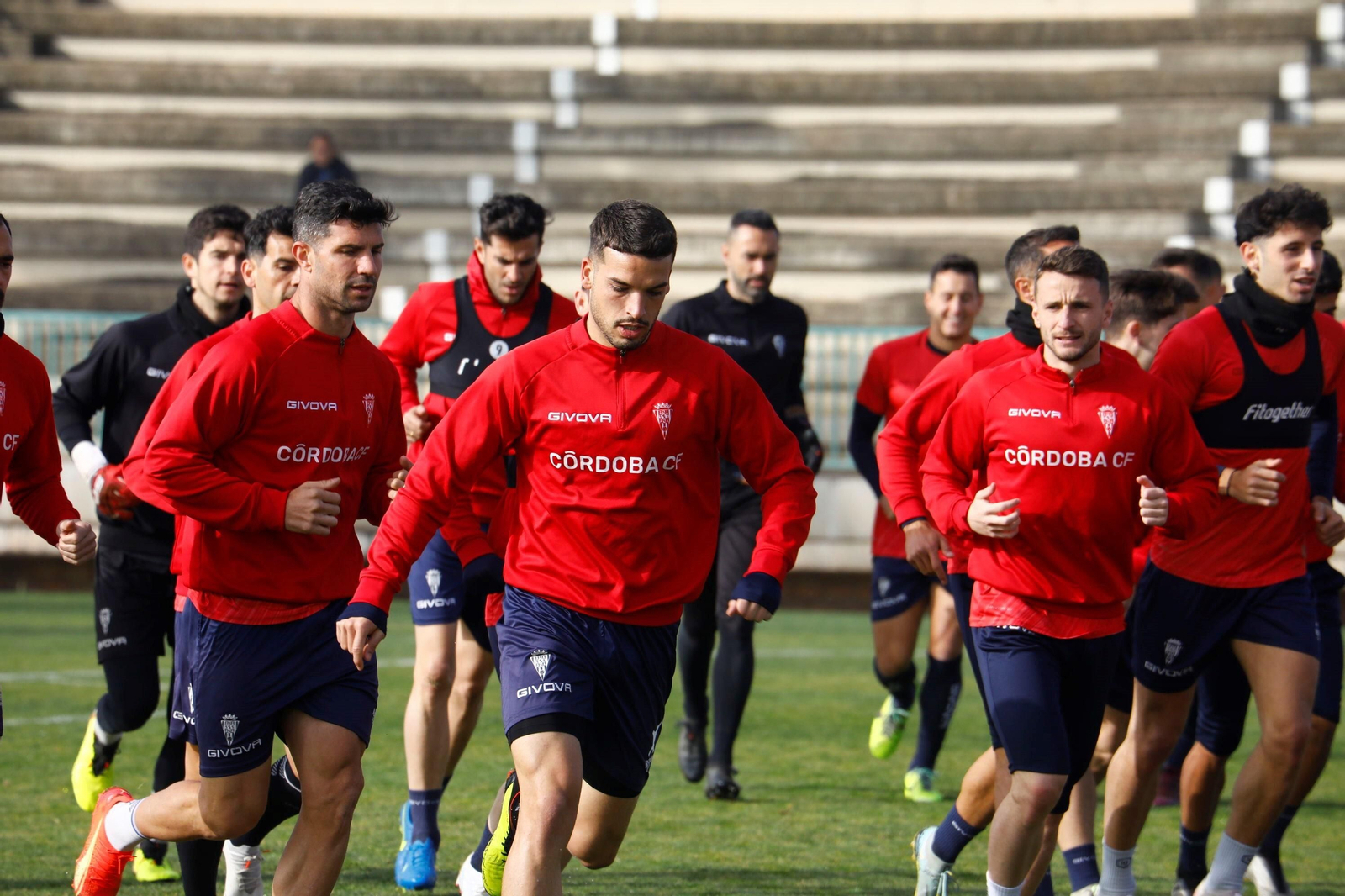 José Alonso y Willy se ejercitan con sus compañeros durante un entrenamiento.