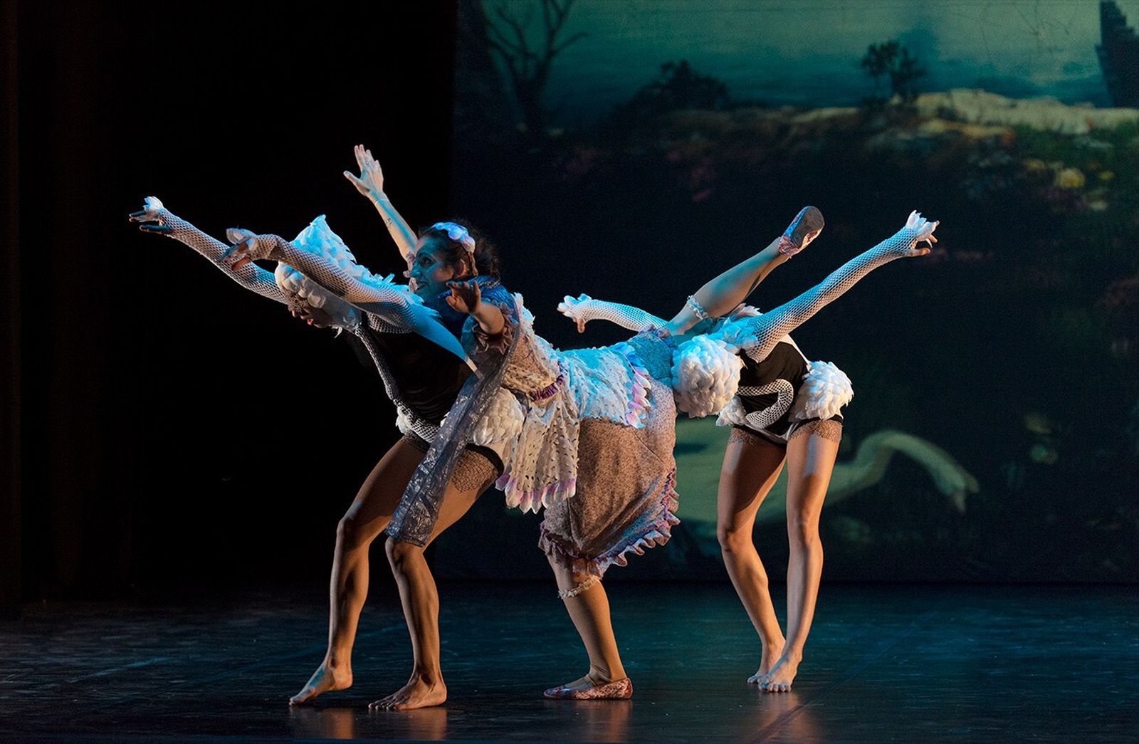 'El lago de los cisnes' de Larumbe Danza se representa en el Auditorio Rafael de León este viernes.
