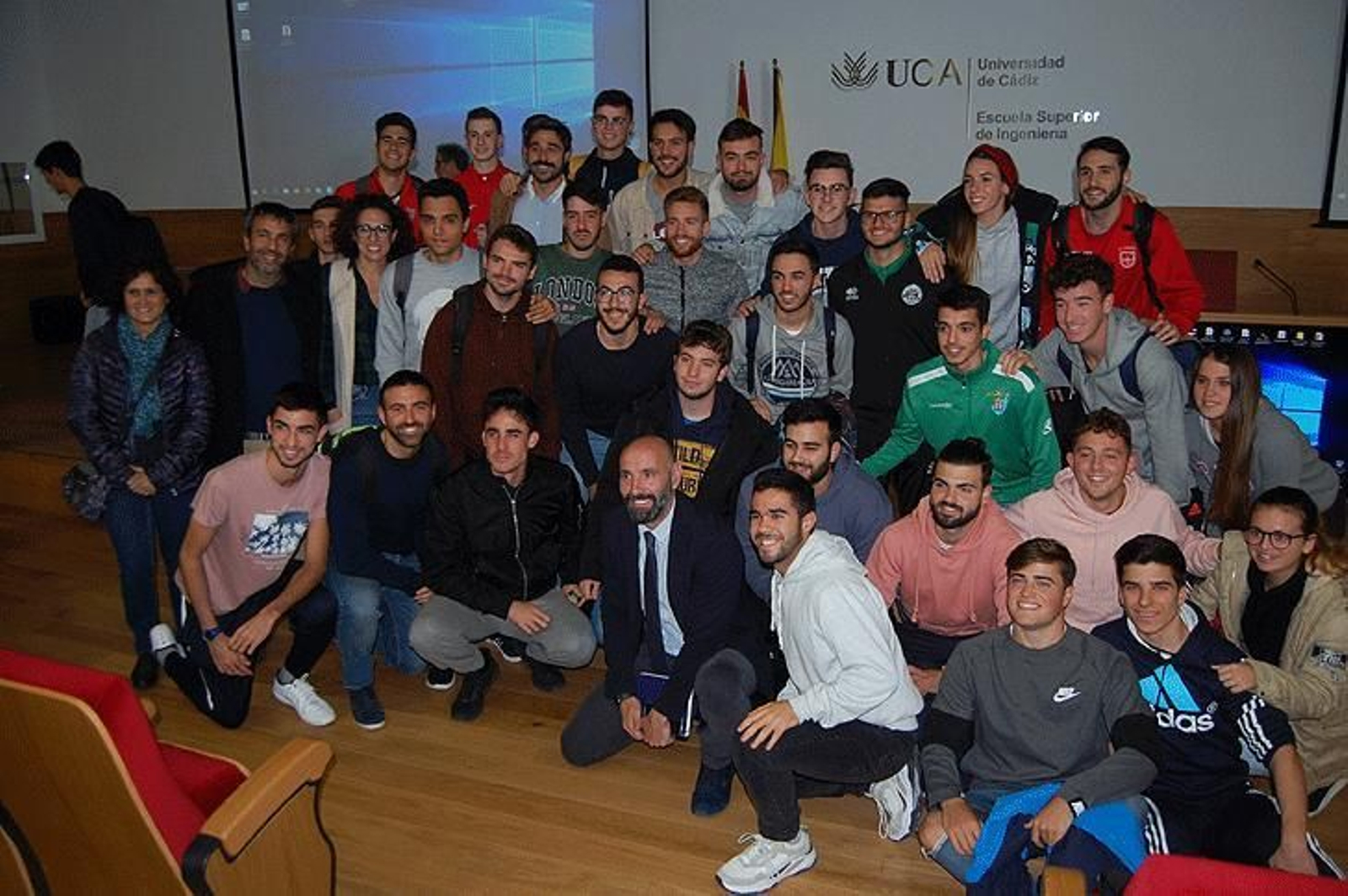 Monchi posa con los alumnos de la Universidad de Cádiz asistentes a su charla.