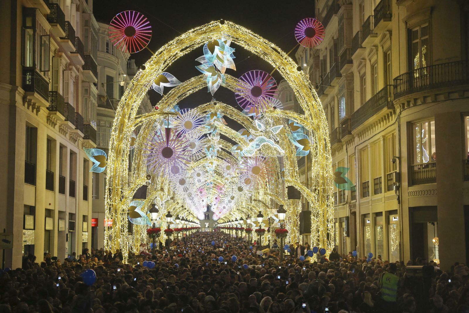La calle Larios completamente lleva de vecinos para ver el alumbrado.