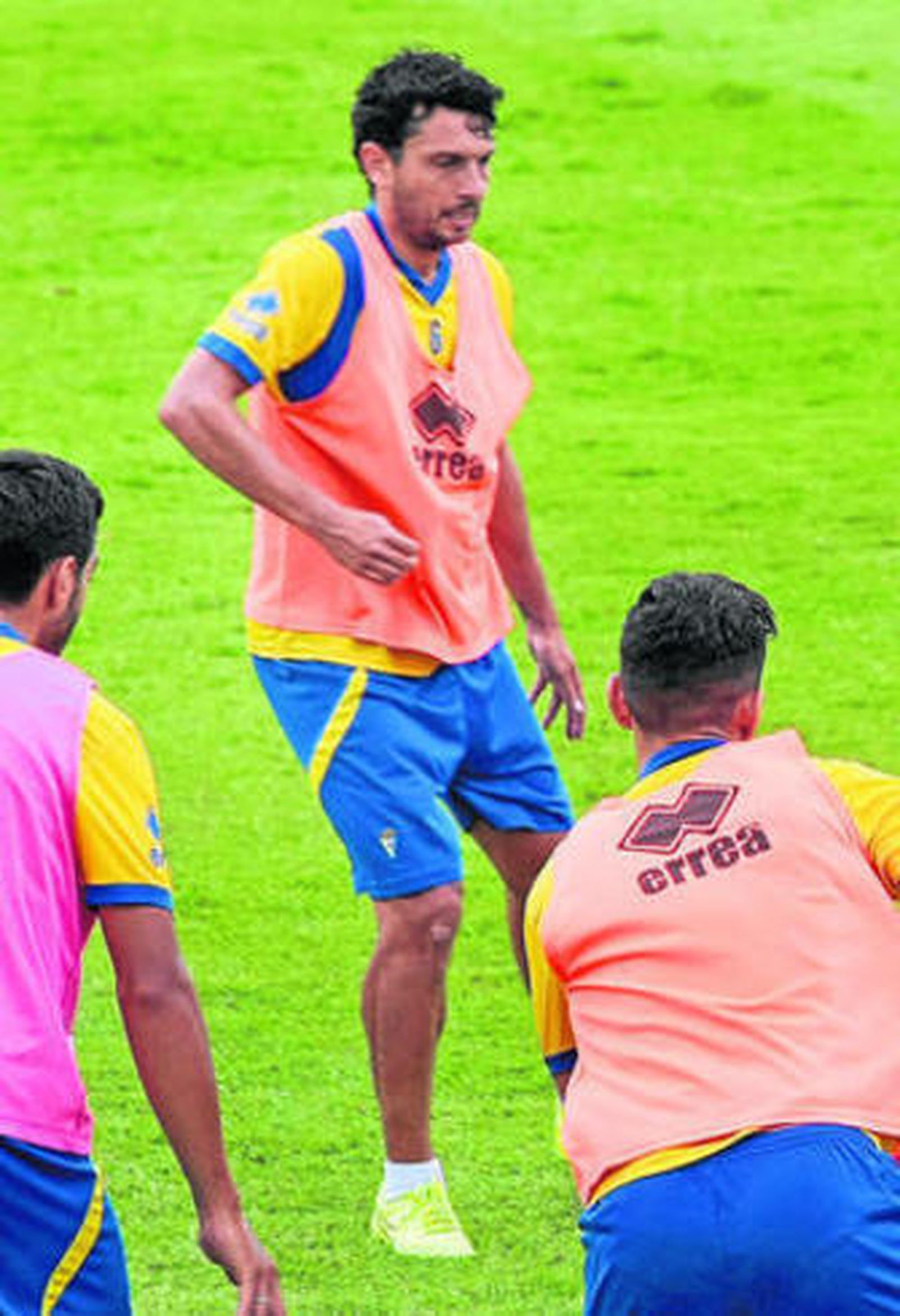 Mantecón, rodeado de jugadores durante el entrenamiento.