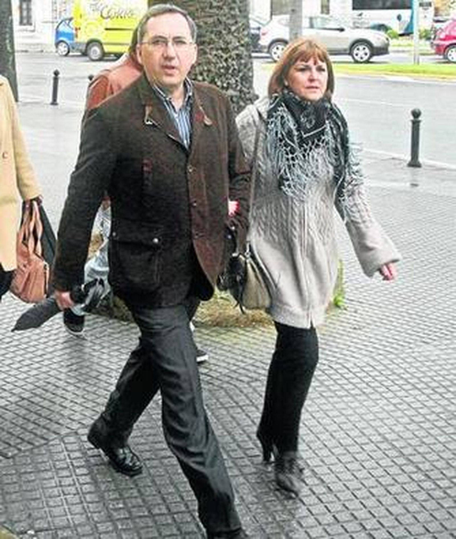 Rafael Ávila y su esposa, camino de la Audiencia para testificar en el juicio.