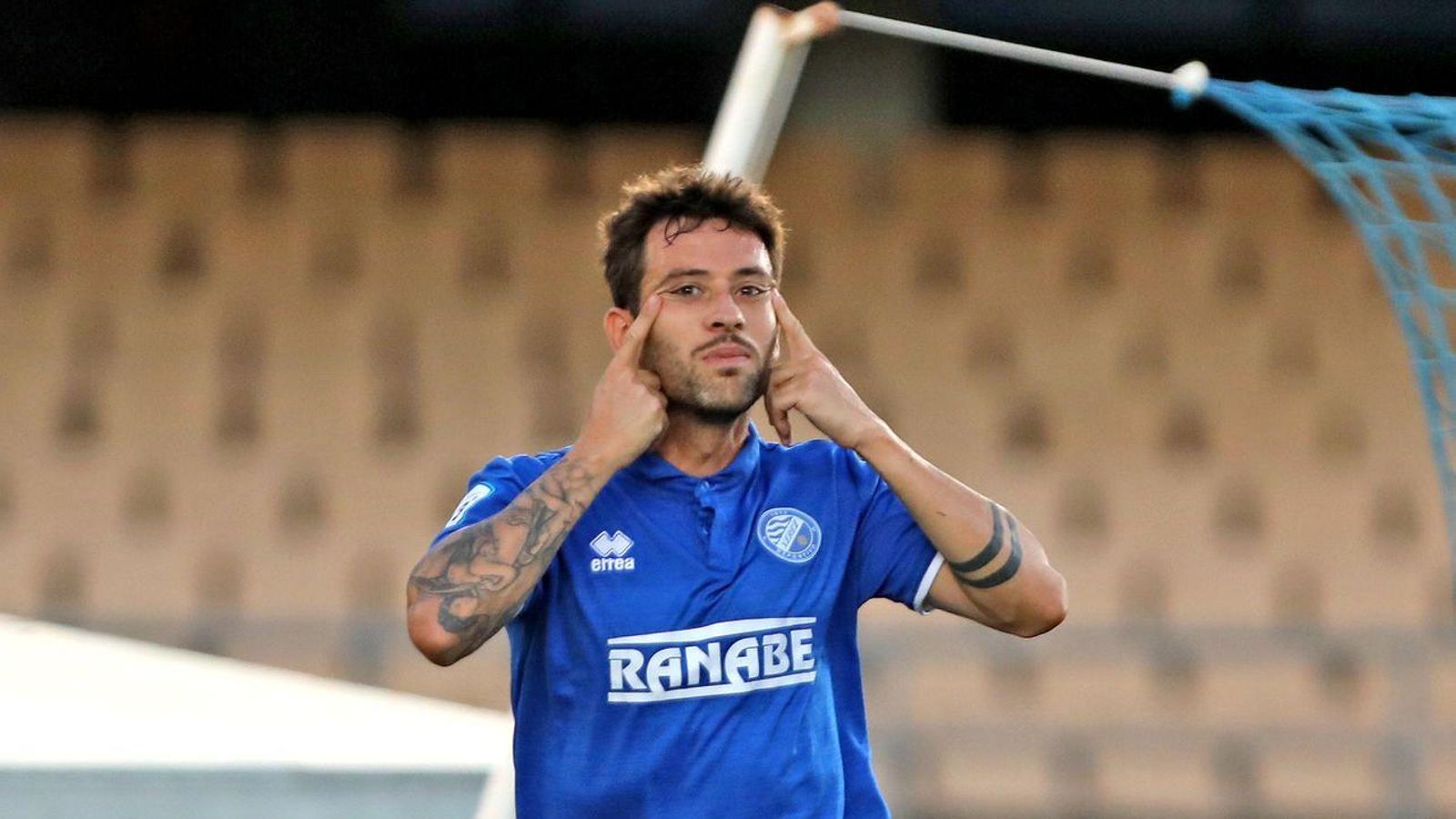 Adri Gallardo celebra uno de sus goles con el Xerez DFC en Chapín en la temporada 18/19.