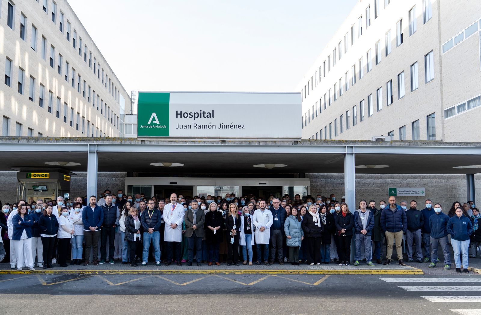 Concentración silenciosa en el hospital Juan Ramón Jiménez.