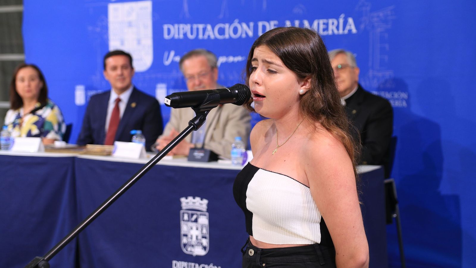 La joven Celia Ortega maravilló a los presentes interpretando una saeta.