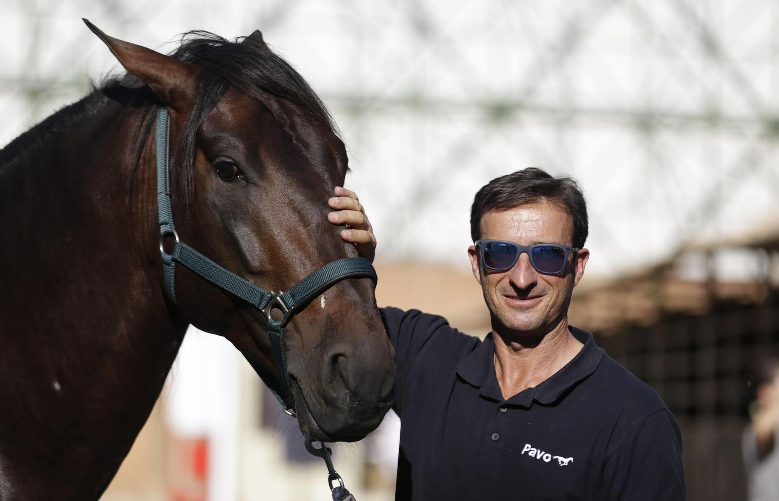Daniel Martín Dockx junto a Venccedor JLE en los exteriores de Sicab.