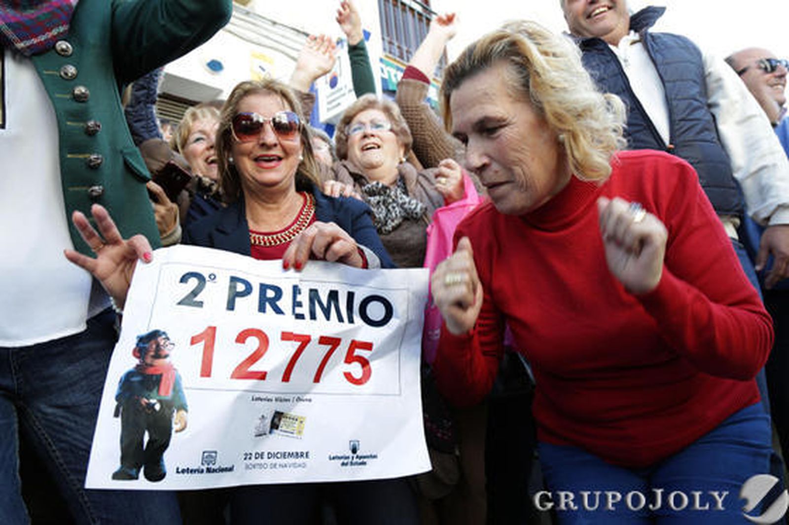 Vecinos de Osuna, agraciados con el segundo premio al número 12775.

Foto: M.J.López