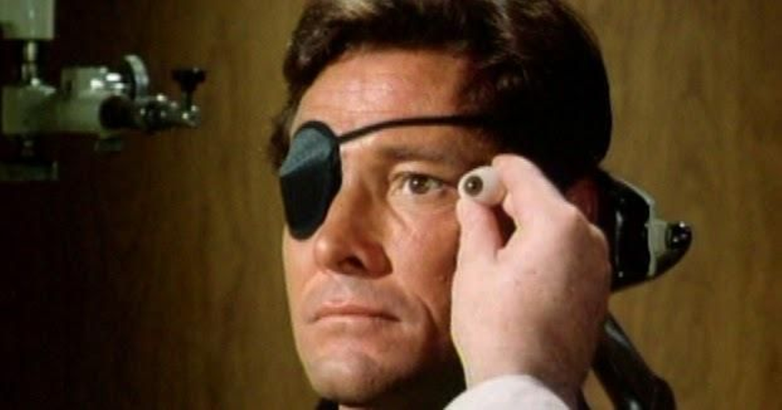 William Smith en el papel del tuerto Falconetti