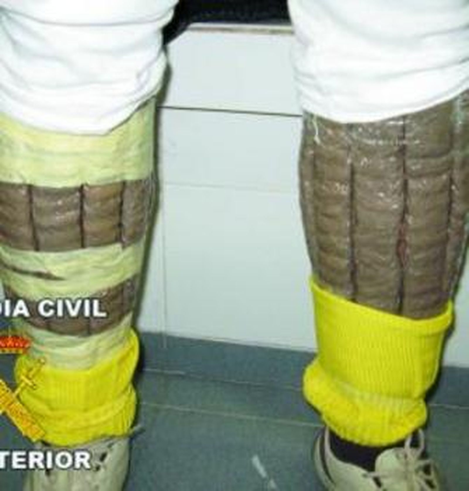 Pastillas de hachís adheridas a las piernas.