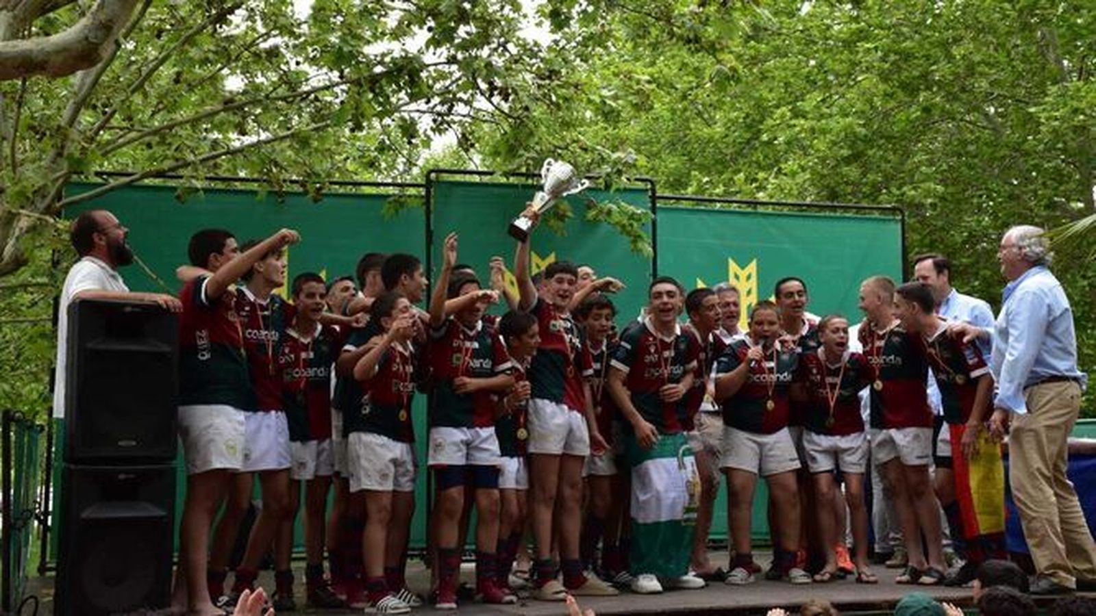 Los integrantes del Club Amigos del Rugby de Sevilla festejan su título en Valladolid.