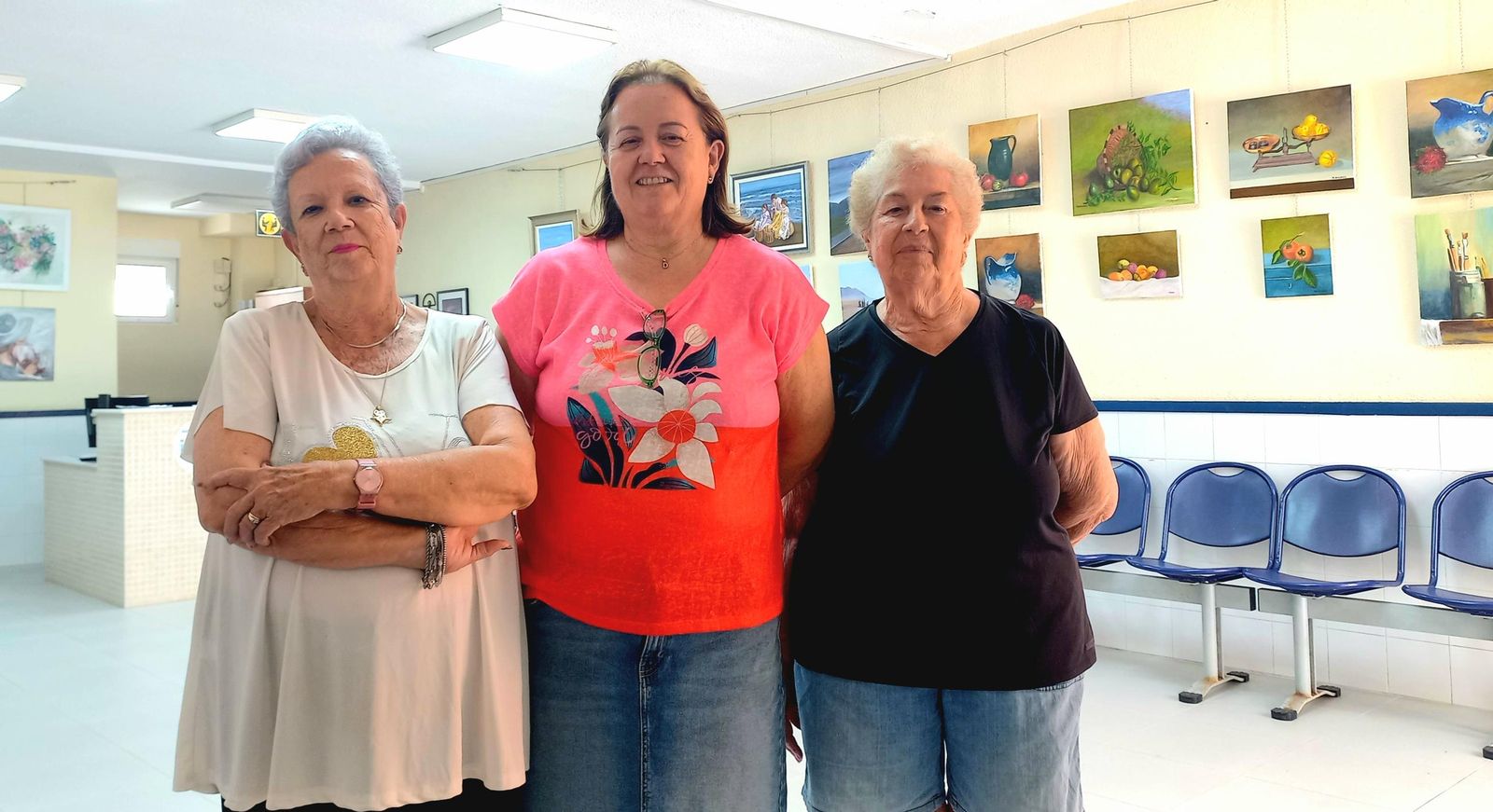 Las tres mujeres que exponen sus obras en el Centro de Salud de Cabo de Gata.