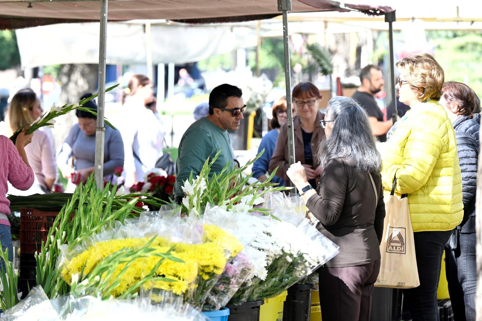 Las imágenes del día de Todos los Santos en los cementerios de Córdoba