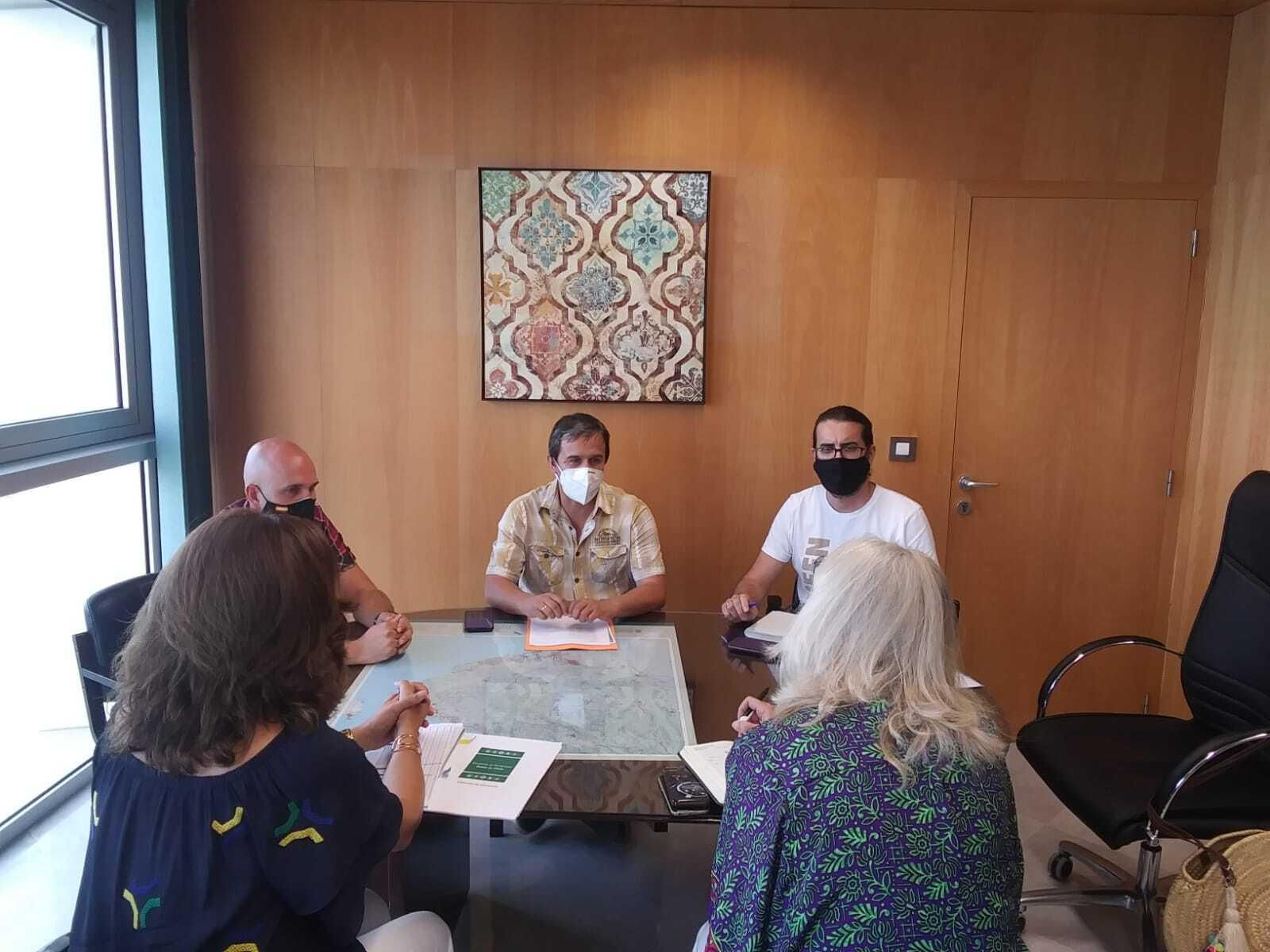 Encuentro de los representantes vecinales con Fomento y el Consorcio