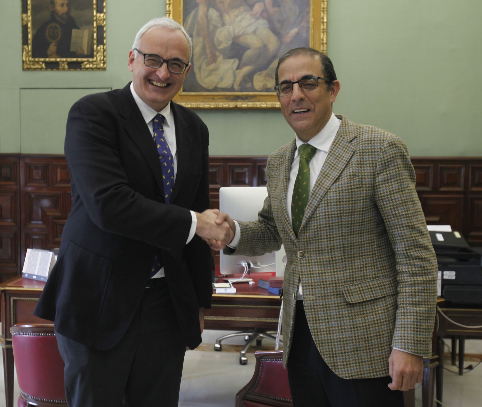 Fernando Álvarez-Ossorio y el rector de la Universidad de Sevilla, ayer.