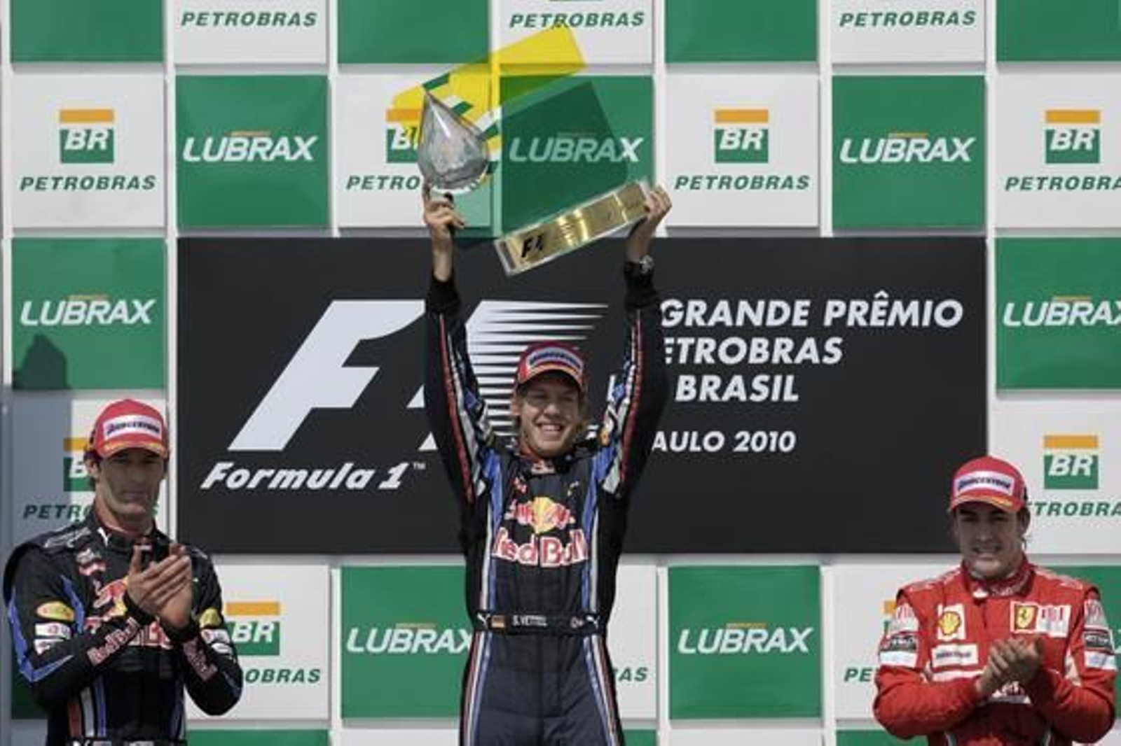 Vettel gana en Interlagos por delante de Webber y Alonso. / AFP