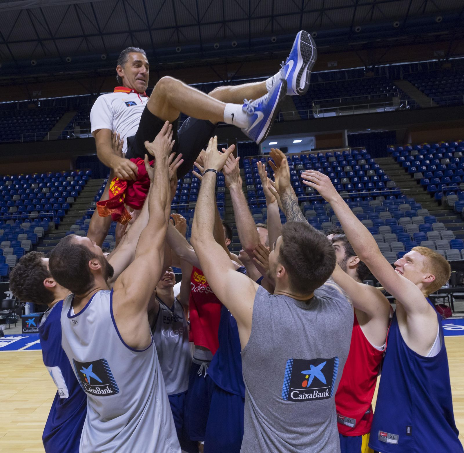 Los jugadores mantean a Scariolo.