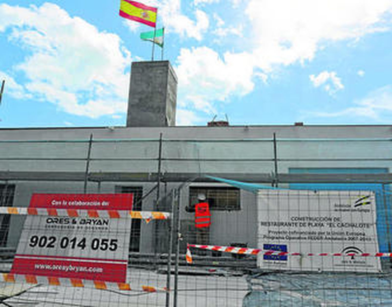 Vista en primer plano de uno de los chiringuitos que se están construyendo.