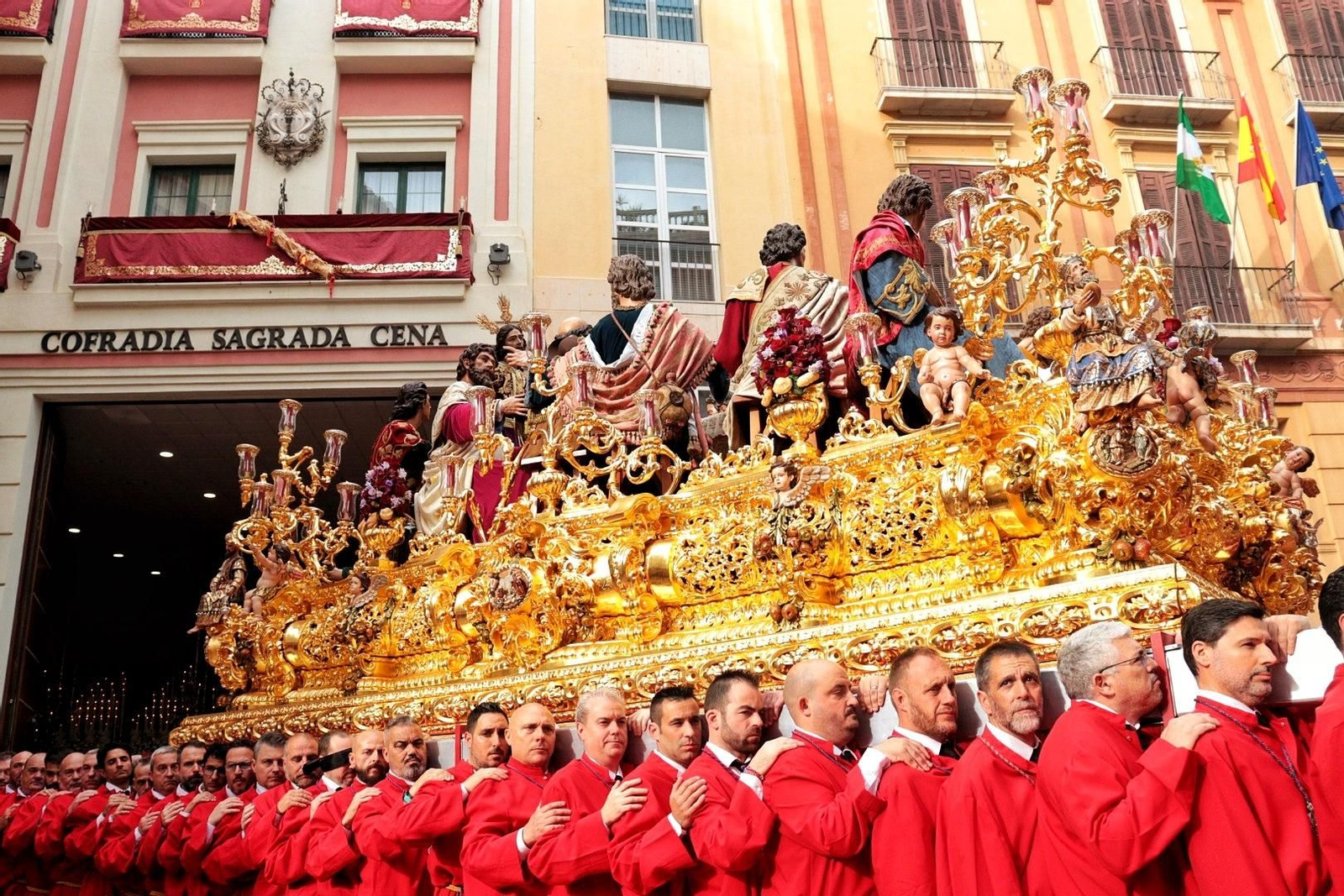 La Sagrada Cena en su procesión de este Jueves Santo en Málaga, en fotos