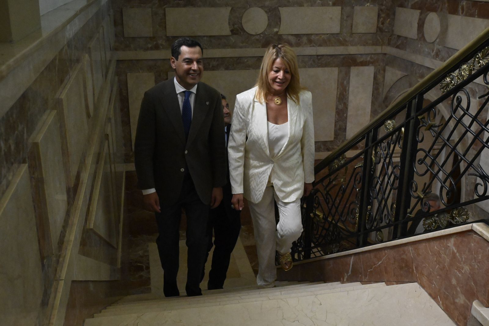 Visita de Juanma Moreno al Ayuntamiento de Huelva, en Imágenes