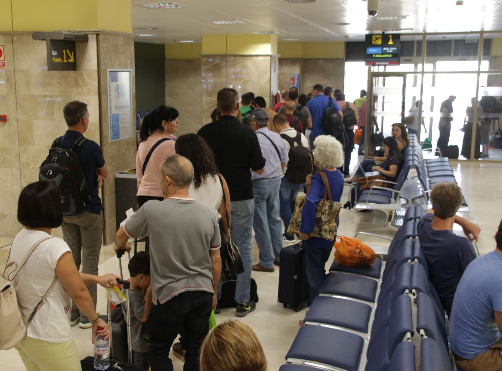 Vista de la actual sala de embarques del Aeropuerto de Granada, en concreto de la puerta número 1, donde ahora se habilitarán las áreas de pre-embarque.