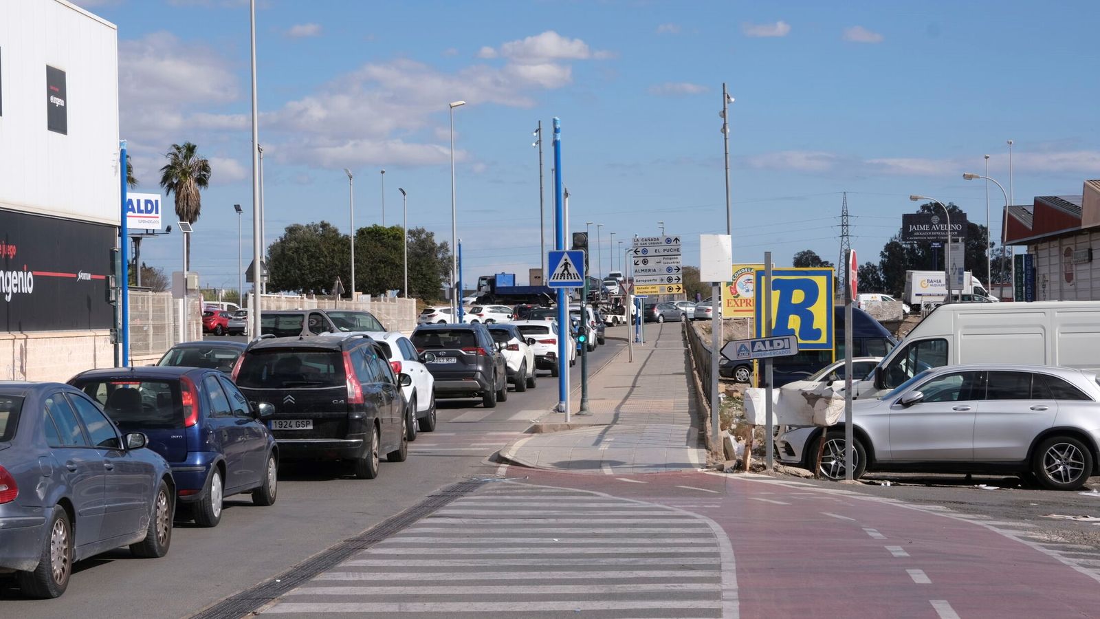 Cola de vehículos para alcanzar la rotonda de El Puche