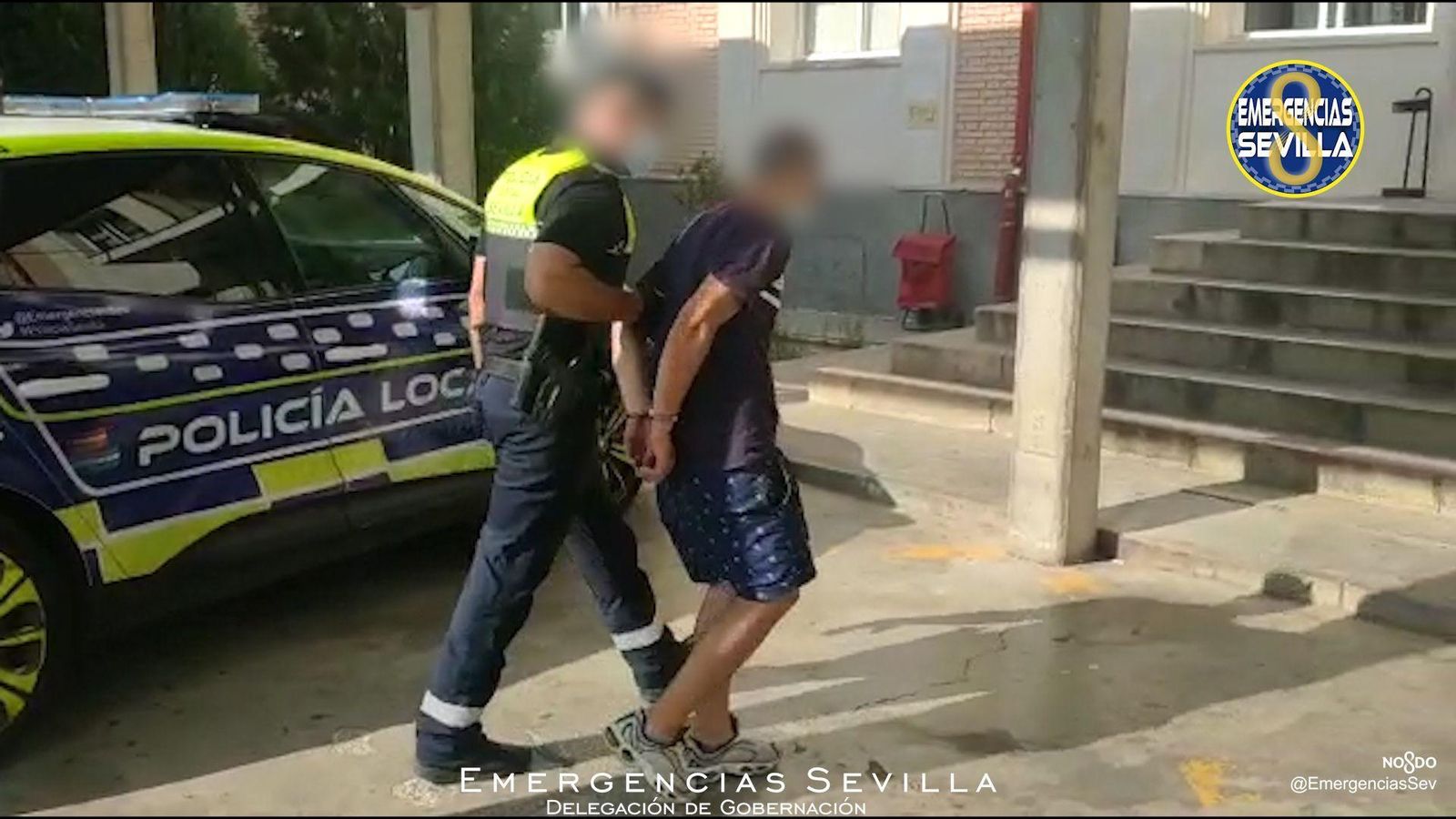 El detenido es conducido a la comisaría de la Policía Local por un agente.