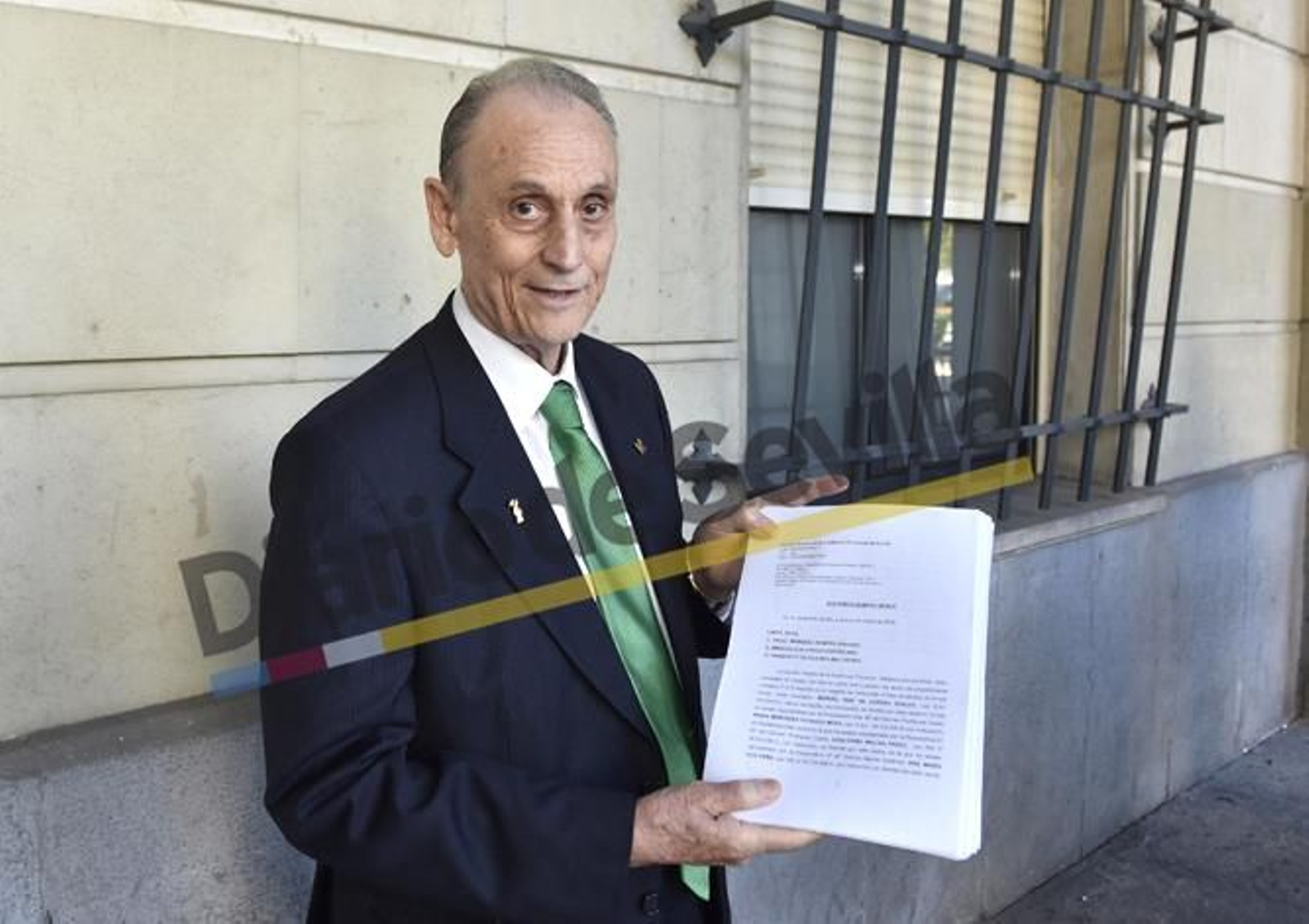 Lopera muestra la sentencia absolutoria.