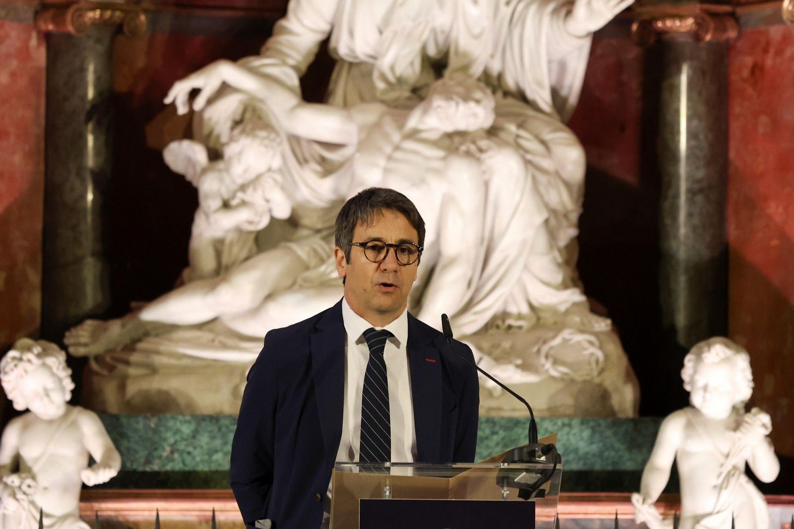 Colocan la primera viga de la nueva cubierta de la Catedral de Málaga, en fotos