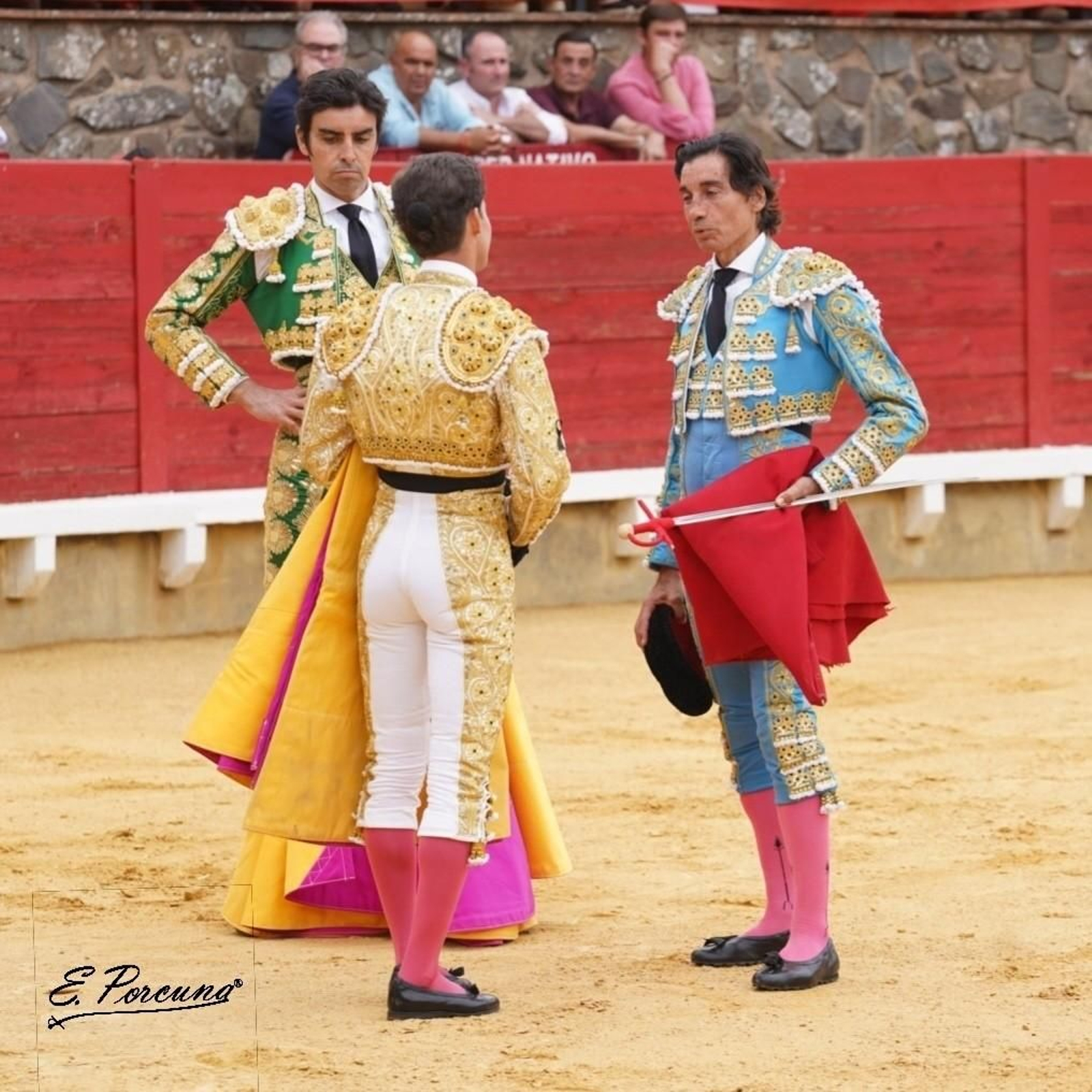 El nuevo Manolo Vázquez recibió los trastos del oficio de manos de Curro Díaz.