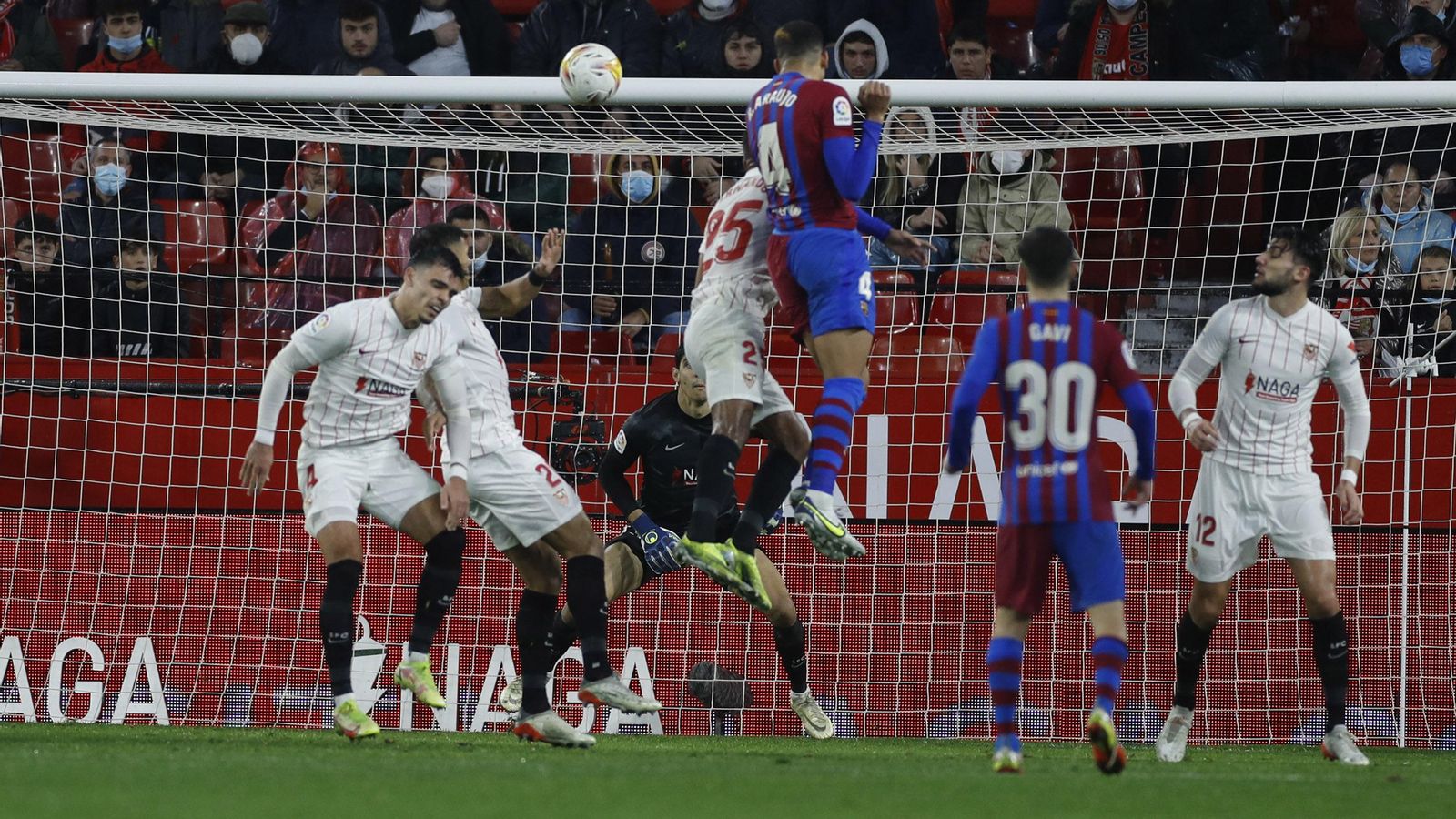 Fernando se ve superado por el poderoso salto de Araujo.