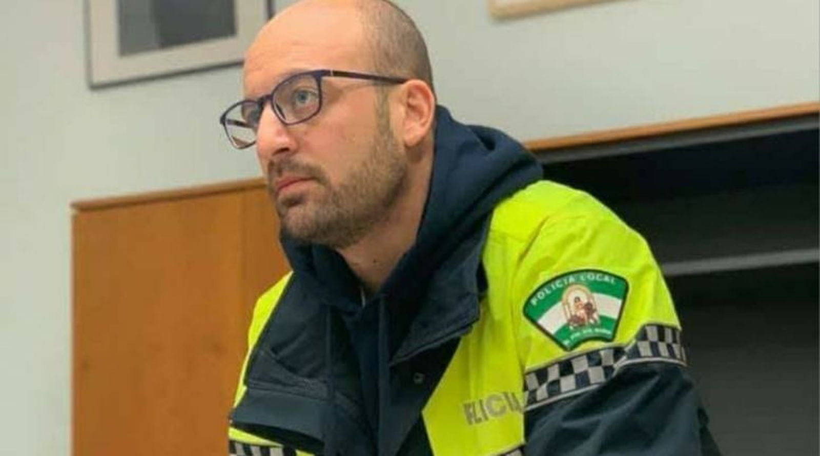 El alcalde portuense, Germán Beardo, con un chaquetón de la Policía Local.