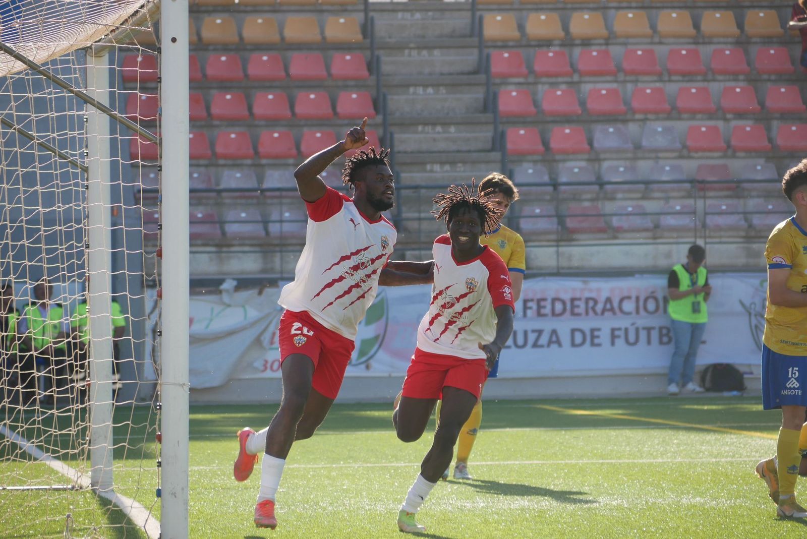 Marciano y Lokosa celebran el gol que mete al Almería B en la final por el ascenso.
