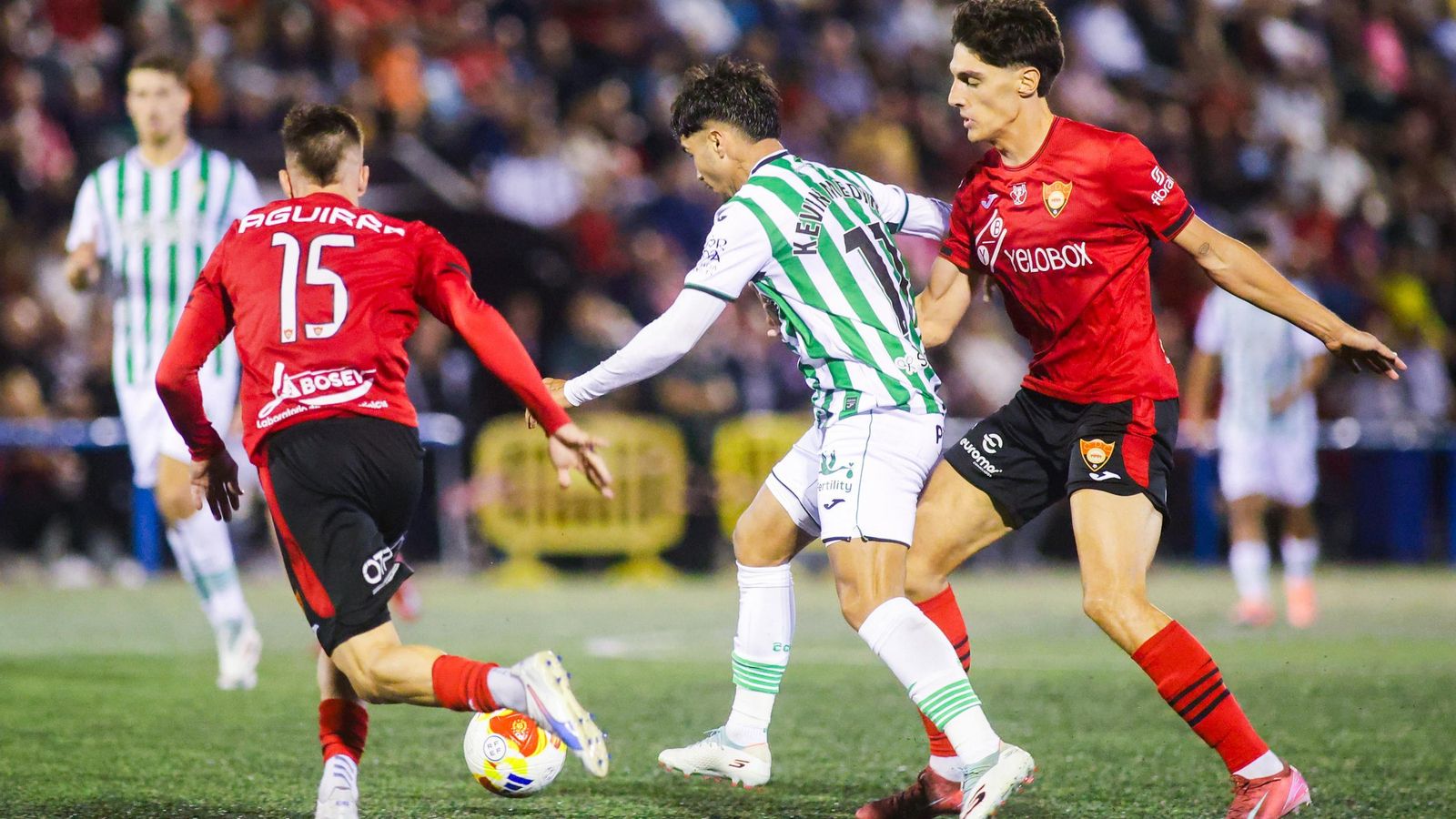 Kevin Medina es presionado por dos rivales.