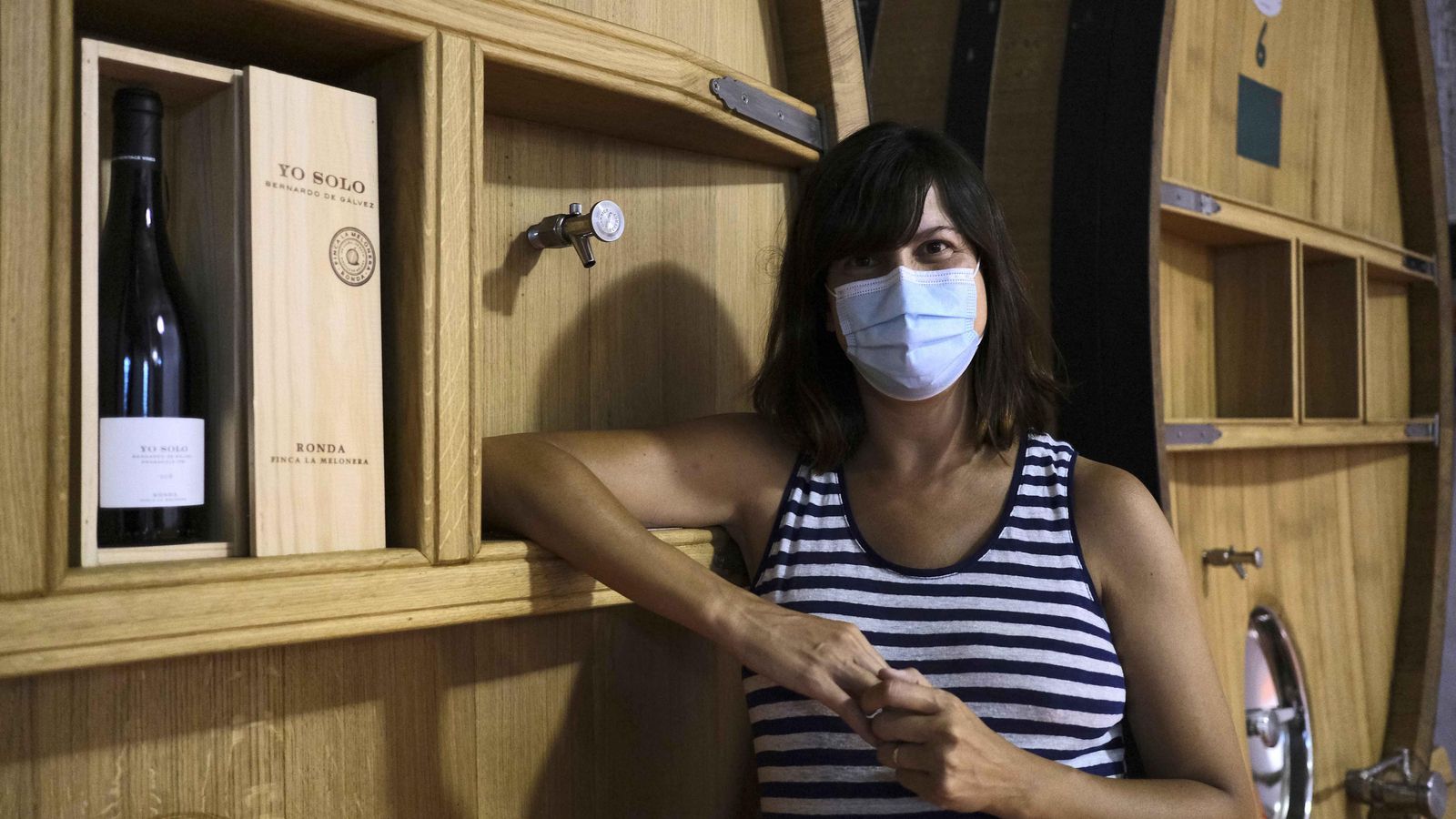 Ana de Castro en los depósitos de la bodega.