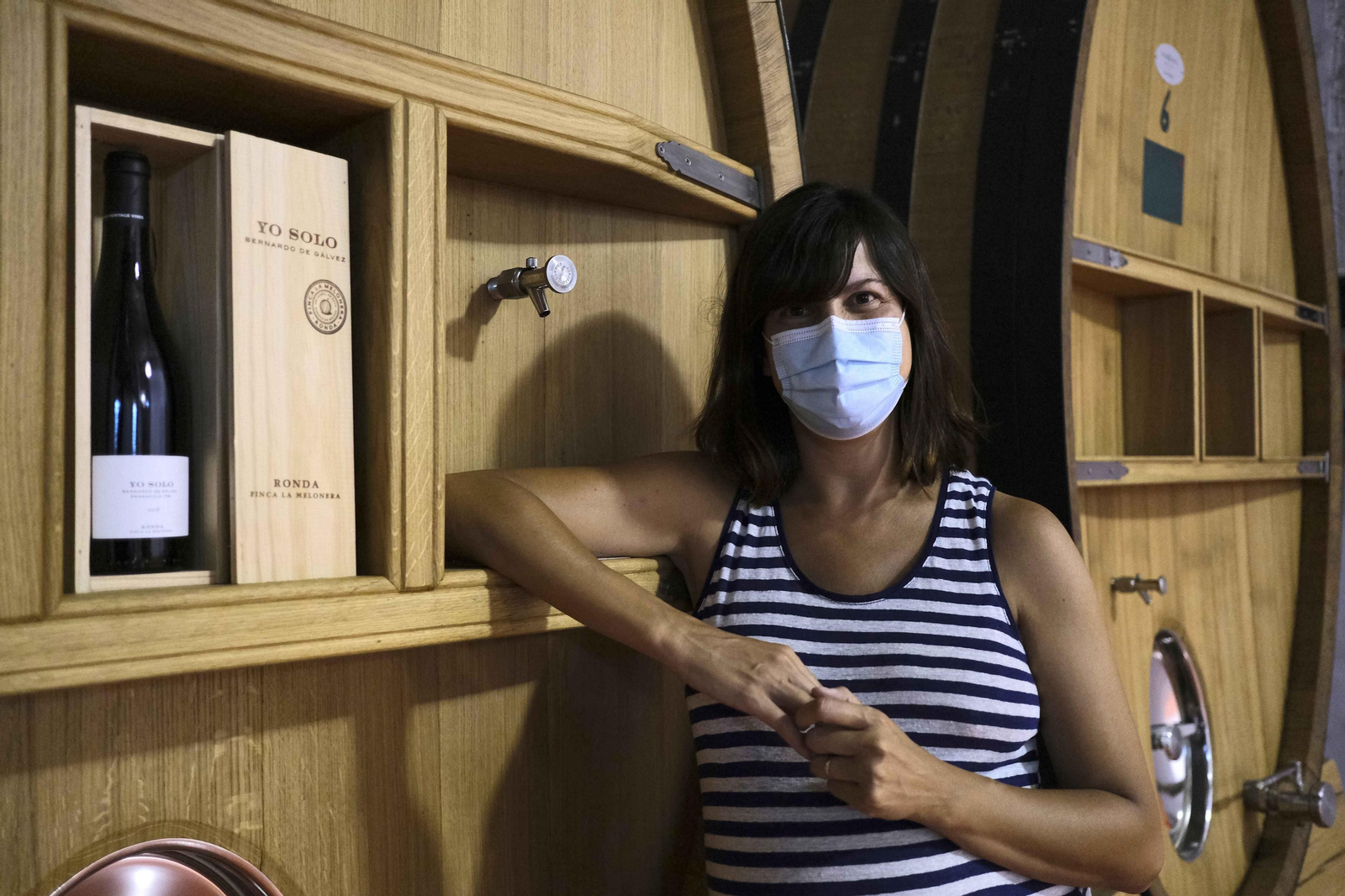 Ana de Castro en los depósitos de la bodega.