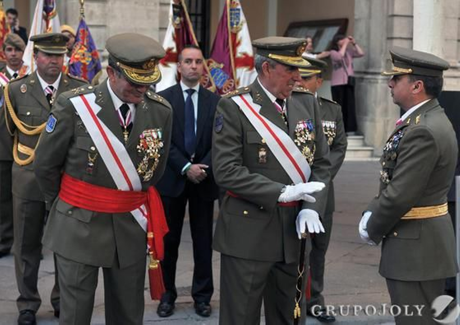 Las imágenes de la jura de bandera y el desfile militar del Día de San Fernando