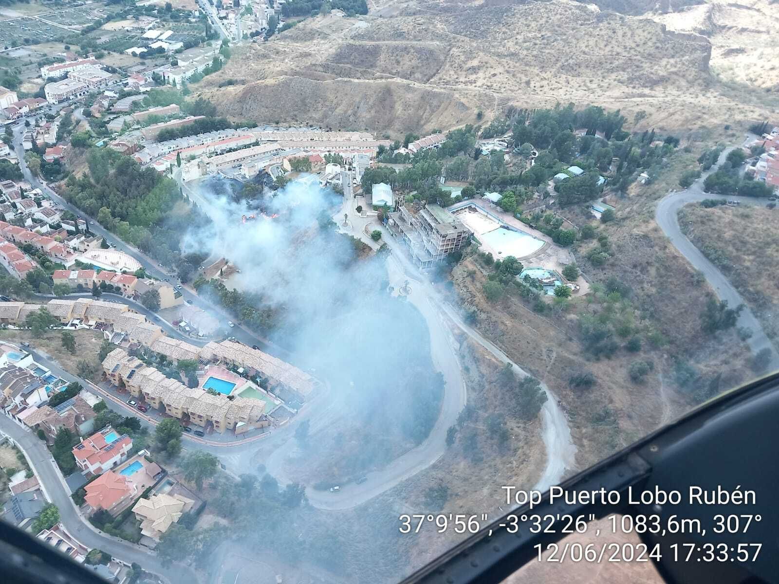 Las llamas cubren una parte del Cerro del Oro de Cenes de la Vega en Granada