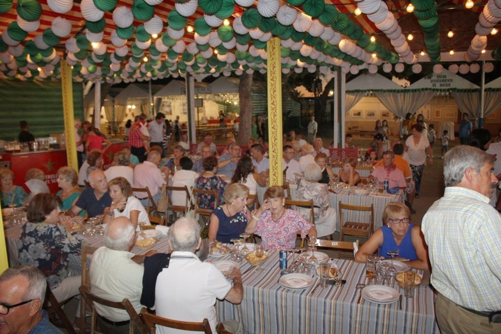 Gran ambiente festivo en las casetas del recinto ferial.