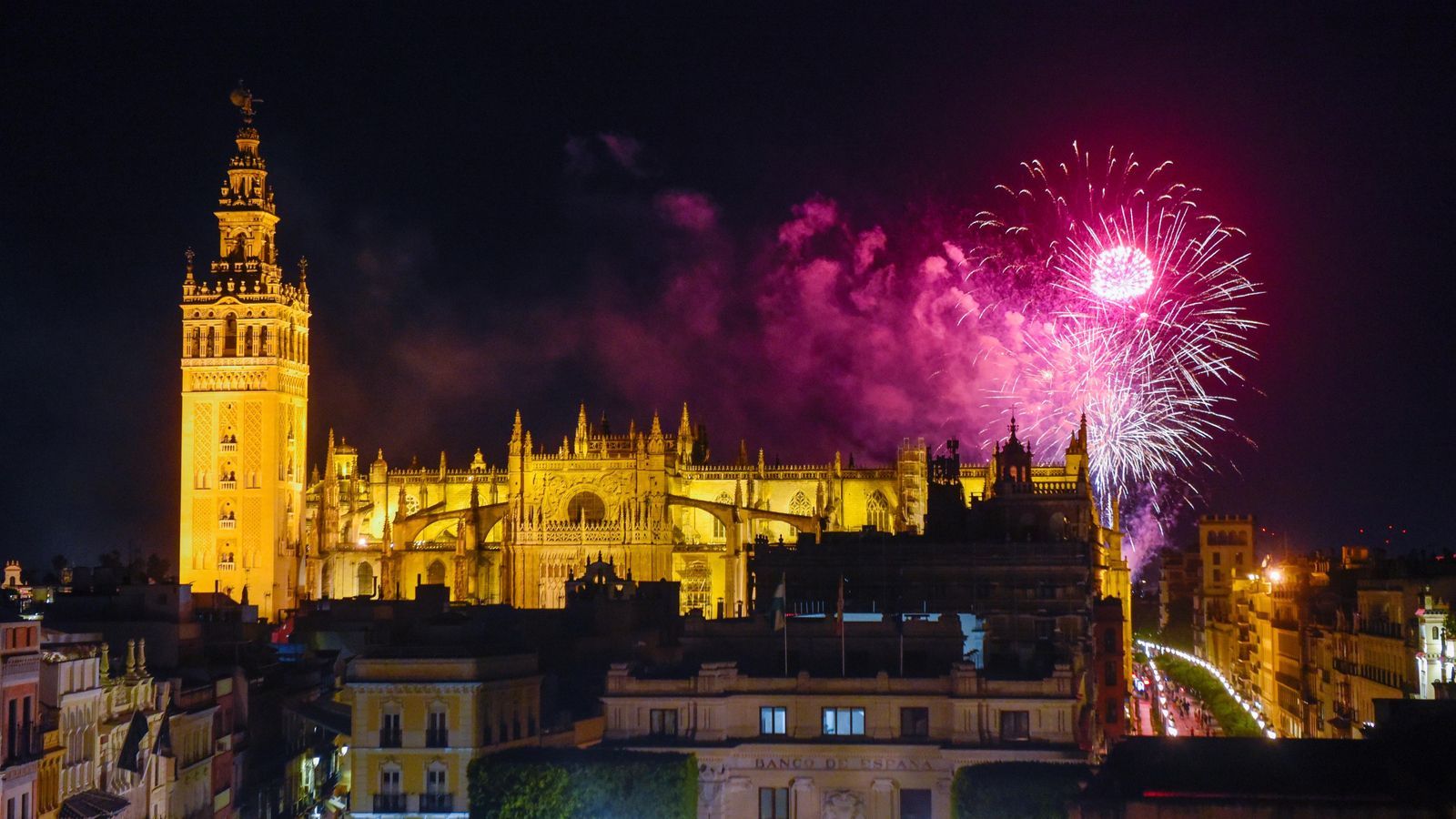 Las imágenes de los fuegos artificiales de la Feria de Sevilla 2024