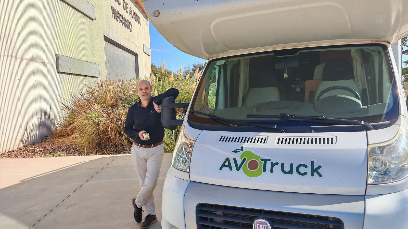 Enrique García fundador y CEO de Avolution Lab, junto a la gastroneta 'AvoTruck', en el campus de la Universidad de Almería (UAL). Enrique García fundador y CEO de Avolution Lab, junto a la gastroneta 'AvoTruck', en el campus de la Universidad de Almería (UAL).