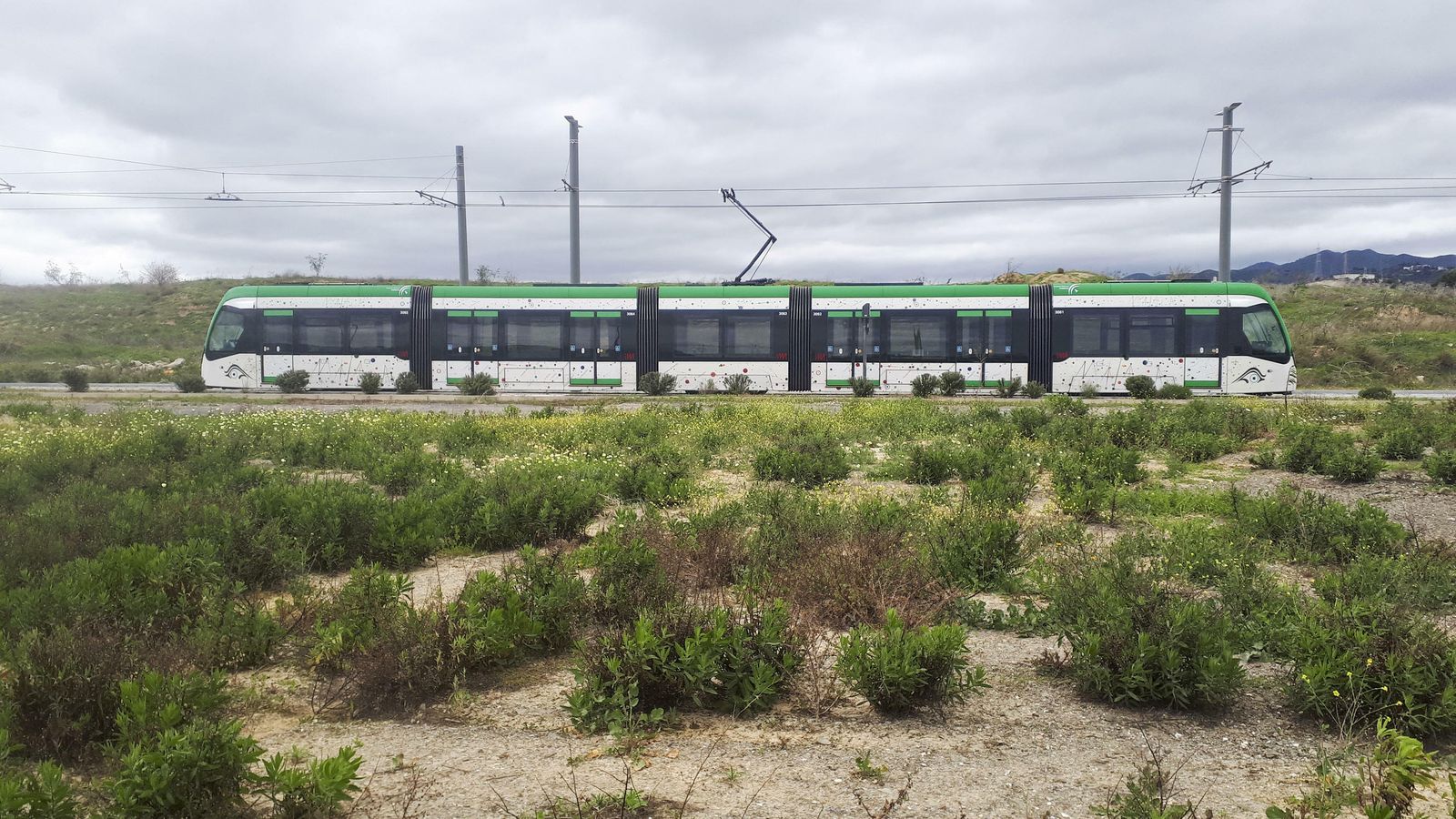 Un tren del Metro a su paso por la zona de ampliación de la Universidad de Málaga.