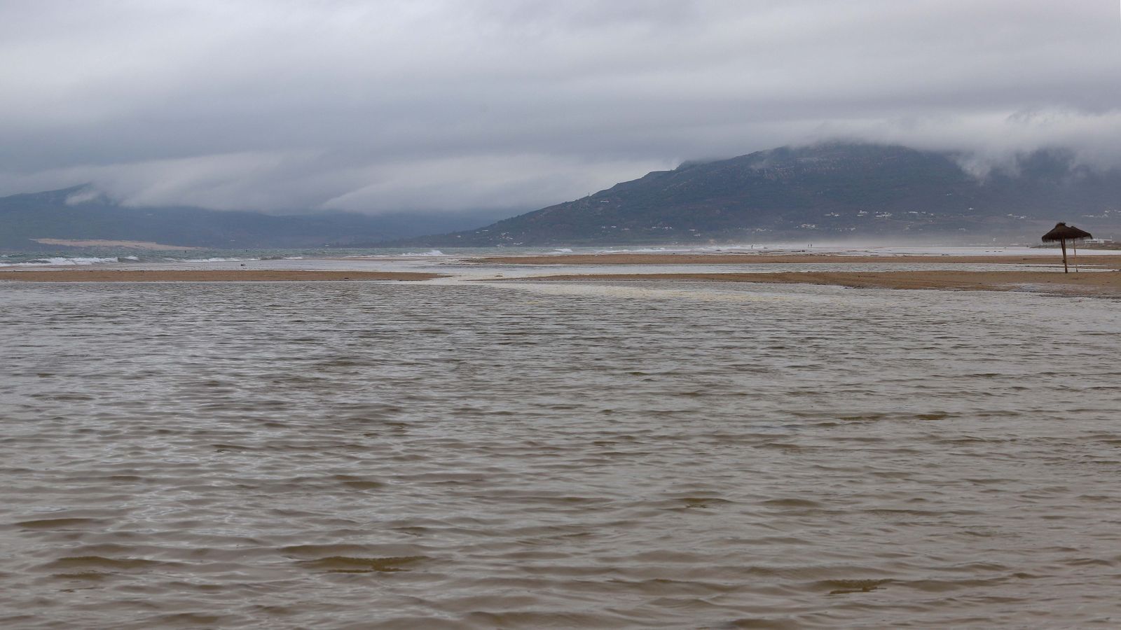 Fotos de la marea alta en la playa de Los Lances