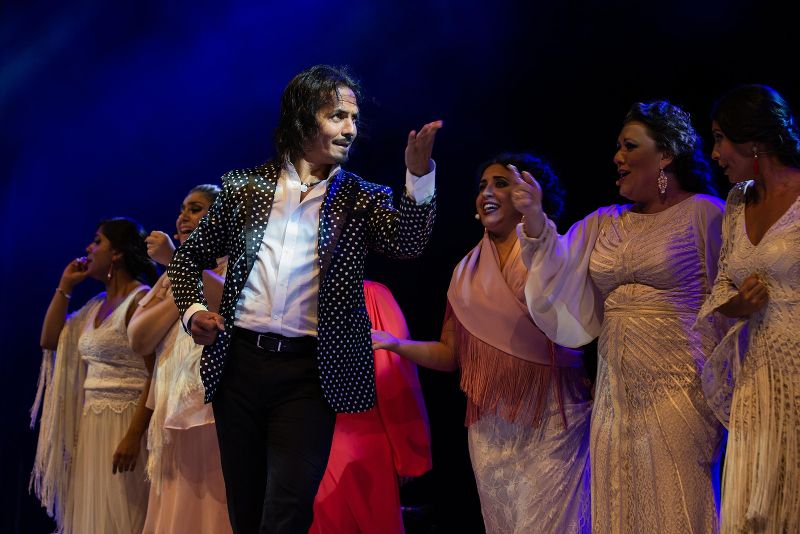 Farruquito baila a todo el elenco femenino del espectáculo