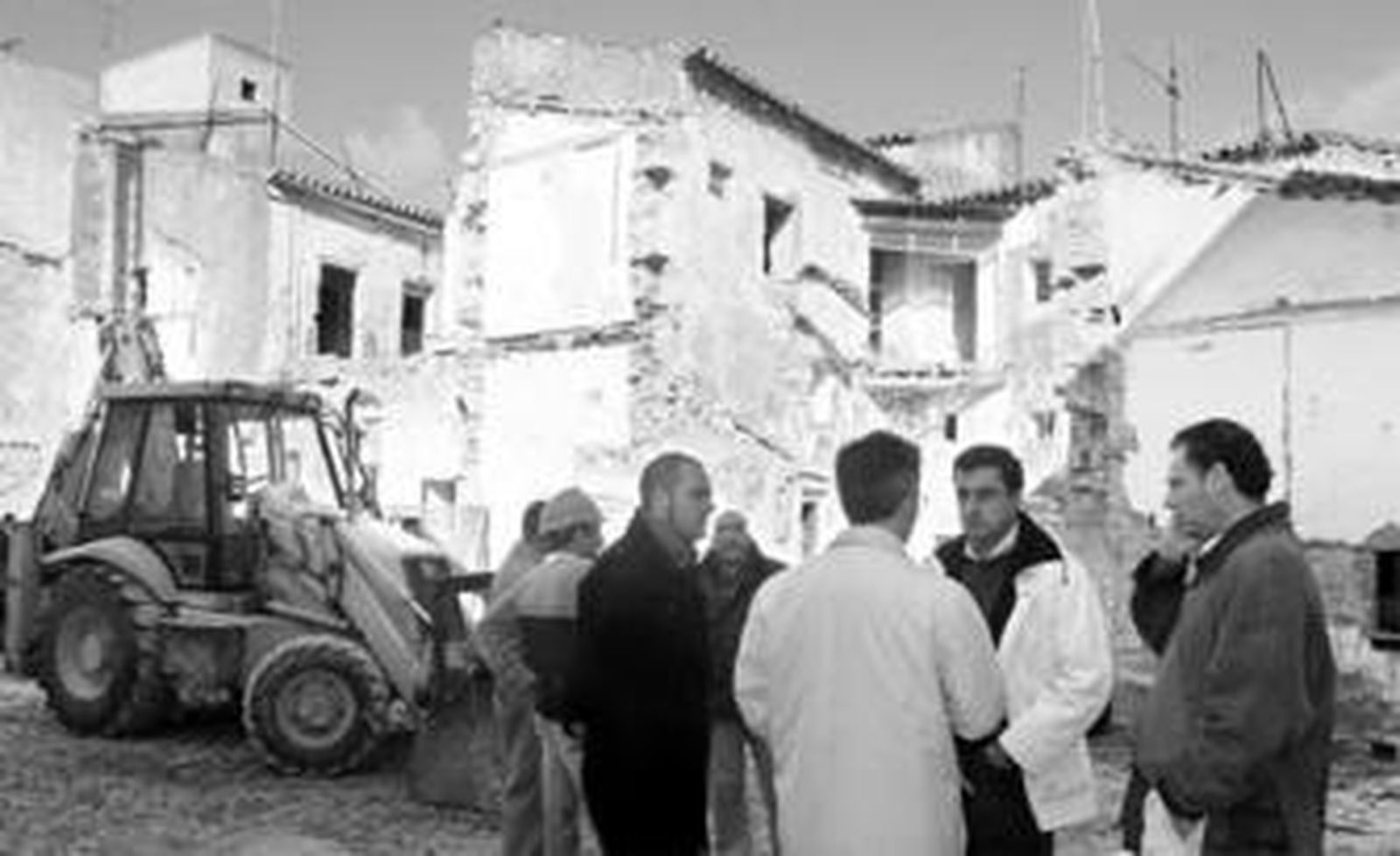 Técnicos dialogan ayer ante el edificio afectado de la calle Pollo.