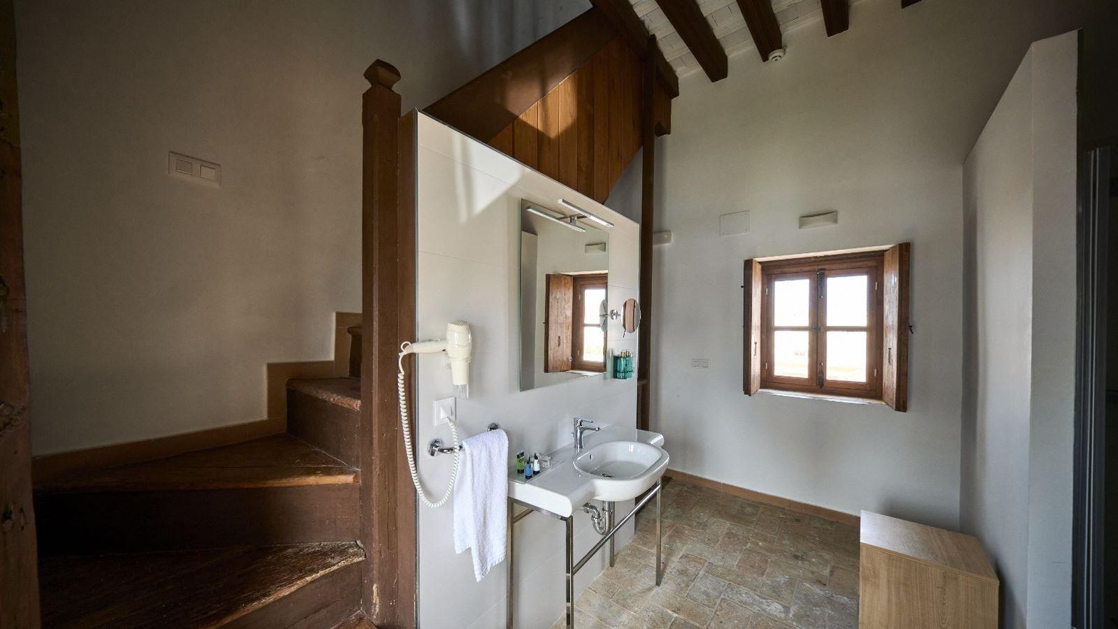El baño de una de las habitaciones más preciadas del hotel Casual con  Duende de Cádiz