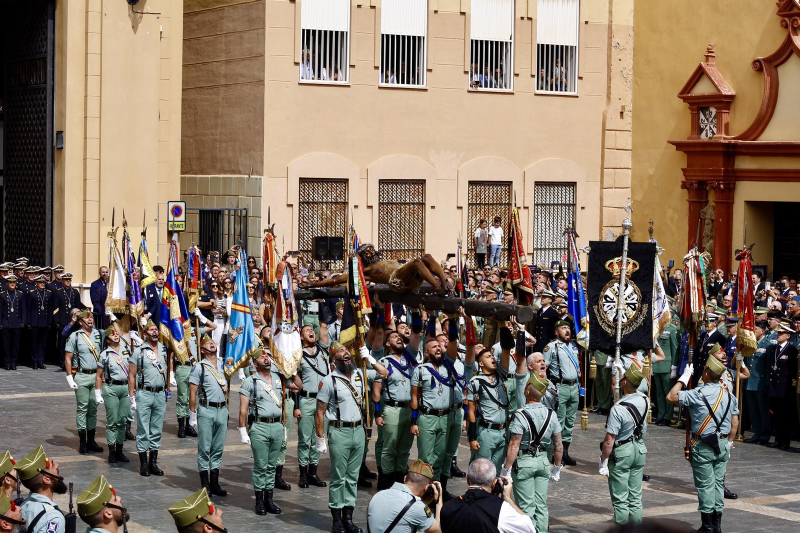 Las fotos de la Legión en el traslado del Cristo de Mena en Málaga este Jueves Santo